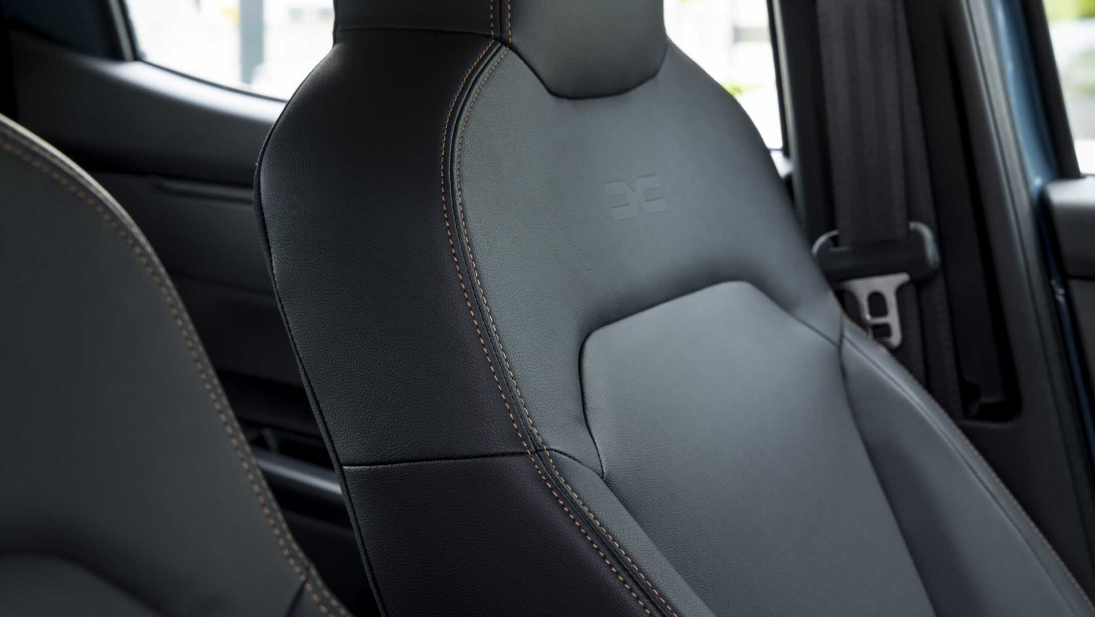 ABD Dacia - Spring Extreme - Comfortabele stoelen met koperkeurige stiksels