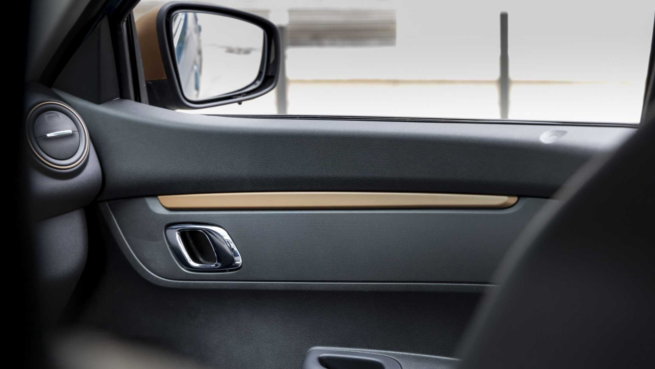 ABD Dacia - Spring Extreme - Luxe afwerking met koperkleur afwerking in deurpanelen